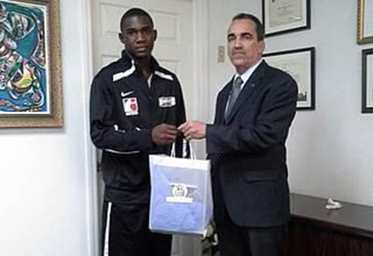 Boxeador Dominicano Enfrentará a Medallista Cubano