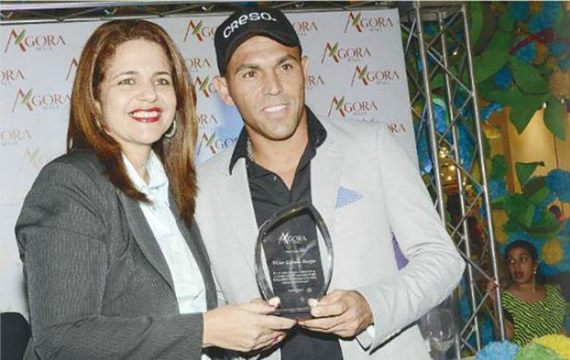 victor-estrella-comparte-con-admiradores-en-agora-mall